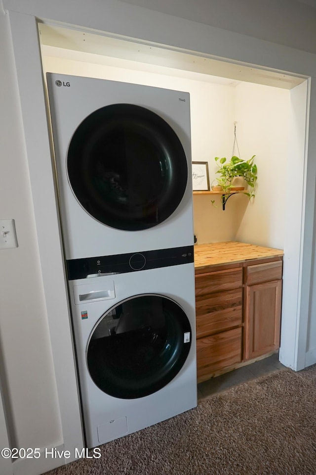 215 Chestwood Dr, Hubert, NC 28539 - laundry area with stacked washer and clothes dryer and carpet flooring