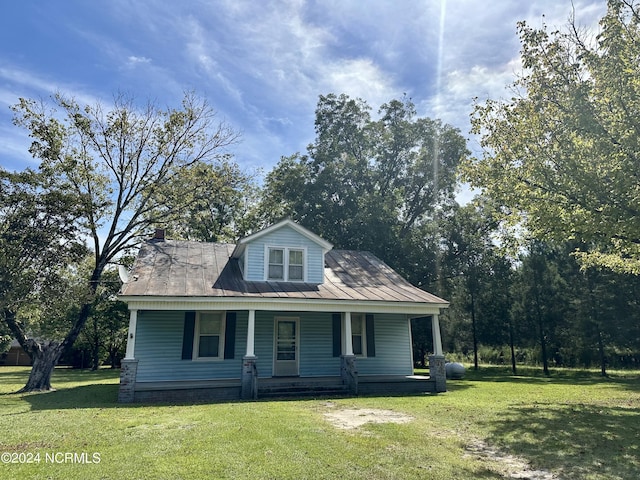 114 Rhodes Ave, Windsor, NC 27983 - bungalow with a front lawn and a porch