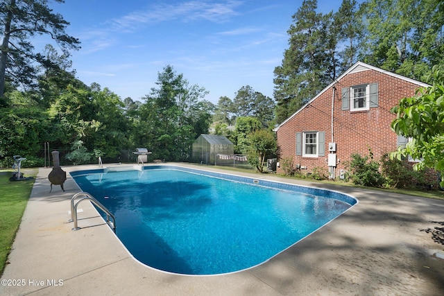 1206 Lancaster Ln, Rockingham, NC 28379 - swimming pool with an outbuilding and view of wooded area