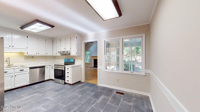 165 Sandhurst Pl, Southern Pines, NC 28387 - kitchen with stainless steel appliances, under cabinet range hood, a sink, crown molding, and light countertops