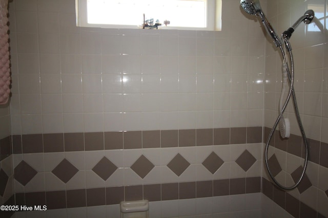 206 Stratford Rd, Havelock, NC 28532 - full bath with a tile shower and healthy amount of natural light