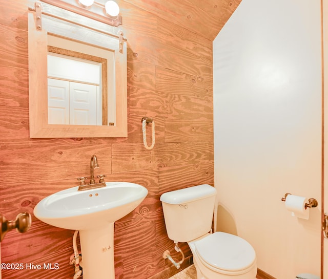 159 Dockside Dr, Jacksonville, NC 28546 - bathroom with toilet and a sink