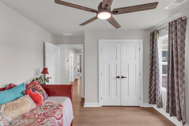 818 Ashlar Cir, Navassa, NC 28451 - living area featuring ceiling fan, light wood finished floors, and baseboards