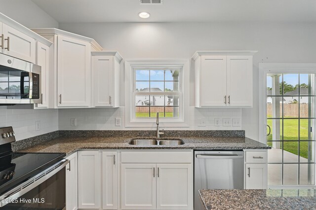 33 Chippewa Ln, Rocky Point, NC 28457 - kitchen with stainless steel appliances, a sink, white cabinets, tasteful backsplash, and recessed lighting