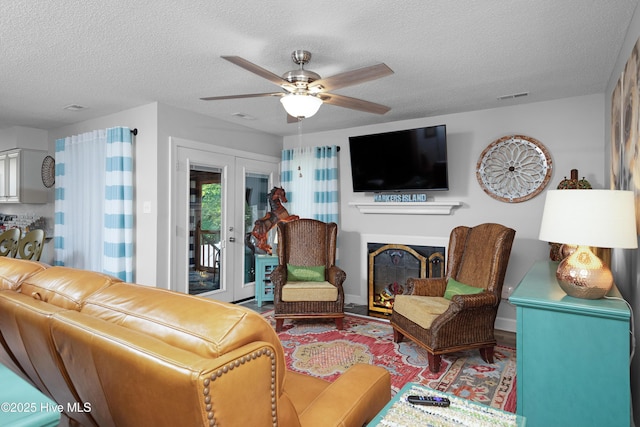 229 Trappers Trl, New Bern, NC 28560 - living area featuring a textured ceiling and a ceiling fan