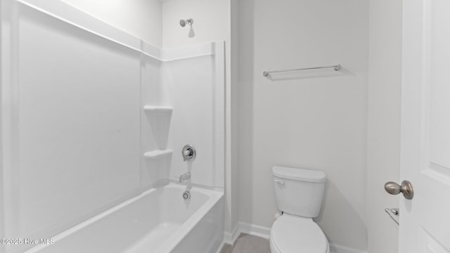 2023 Minnette Cir, New Bern, NC 28562 - bathroom featuring baseboards, toilet, and washtub / shower combination