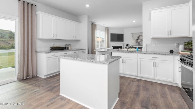 2031 Minnette Cir, New Bern, NC 28562 - kitchen featuring a sink, stainless steel appliances, backsplash, white cabinets, and recessed lighting