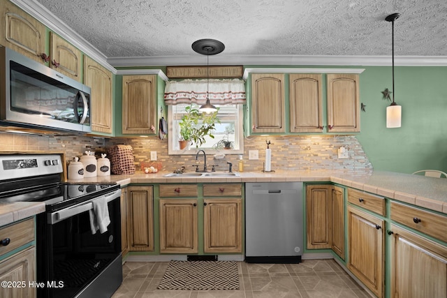 710 Ridgecrest Ln, Rocky Point, NC 28457 - kitchen featuring appliances with stainless steel finishes, a sink, ornamental molding, a textured ceiling, and backsplash