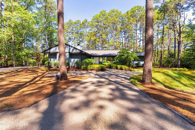 185 Ponte Vedra Dr, Pinehurst, NC 28374 - mid-century modern home featuring curved driveway