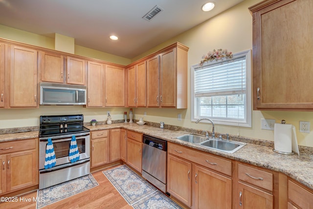 318 Winding Creek Rd, Rocky Point, NC 28457 - kitchen with appliances with stainless steel finishes, a sink, light wood-type flooring, and recessed lighting