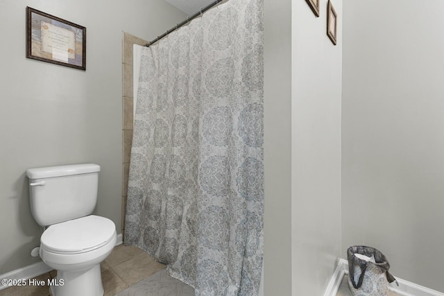 700 Stafford Ln, Jacksonville, NC 28546 - bathroom featuring toilet, a shower with curtain, and baseboards