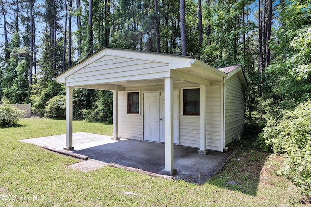 view of outdoor structure with a carport and view of scattered trees