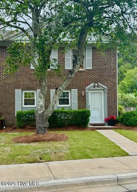 4925 Seabrook Ct, Wilmington, NC 28403 - view of front of house featuring brick siding and a front lawn