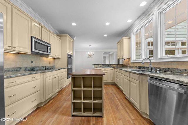30 Deacon Palmer Pl, Southern Pines, NC 28387 - kitchen with stainless steel appliances, cream cabinetry, crown molding, light wood-type flooring, and recessed lighting