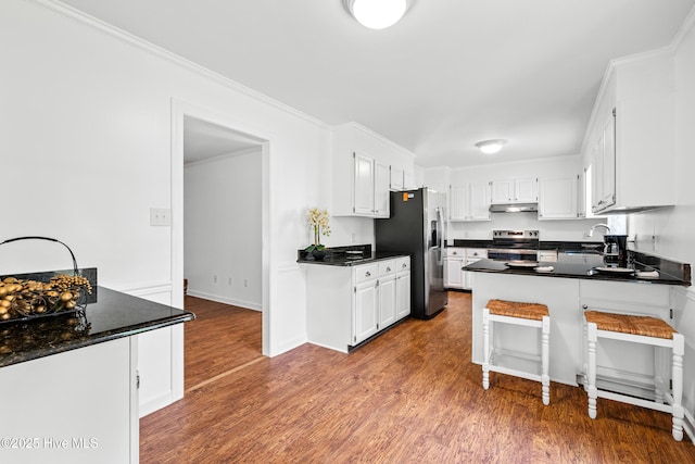 601 Shelley Dr, Goldsboro, NC 27534 - kitchen featuring stainless steel appliances, a peninsula, white cabinets, and ornamental molding