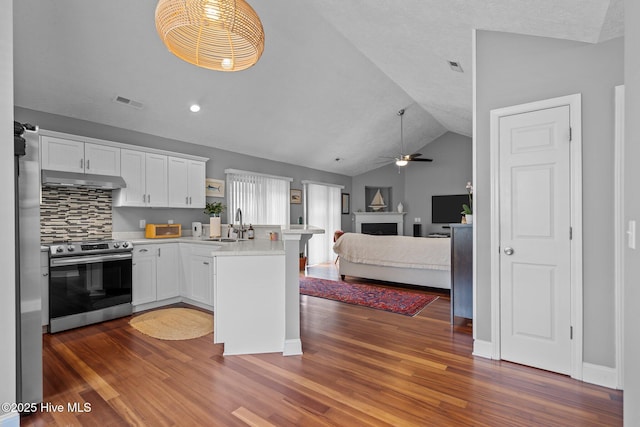 8122 Bahia Honda Dr, Wilmington, NC 28412 - kitchen featuring stainless steel range with electric cooktop, a peninsula, a sink, ceiling fan, and open floor plan