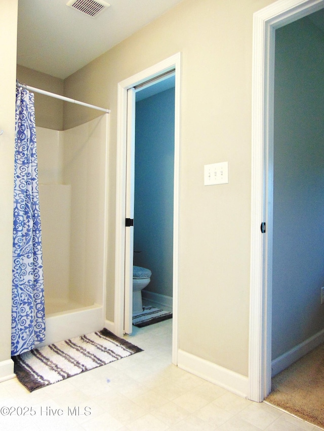 205 Brice Ct, Hubert, NC 28539 - bathroom with toilet, curtained shower, and baseboards