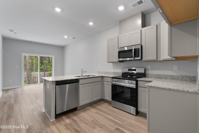 796 Palm Frond Way Unit 47, Calabash, NC 28467 - kitchen featuring stainless steel appliances, a sink, a peninsula, light wood-type flooring, and recessed lighting