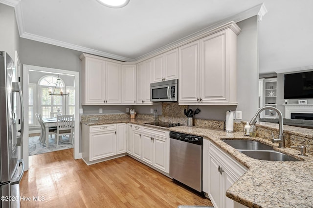 224 Red Fox Run Dr, Wallace, NC 28466 - kitchen featuring stainless steel appliances, a sink, crown molding, light wood-style flooring, and white cabinets