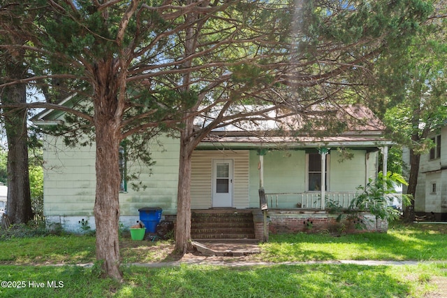 805 N Mclewean St, Kinston, NC 28501 - view of front of property with covered porch and a front lawn