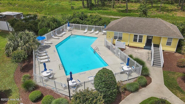 734 Sloop Pointe Ln, Kure Beach, NC 28449 - community pool with a patio area