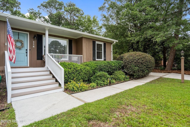 114 Mohican Trl, Wilmington, NC 28409 - view of front of property featuring covered porch and a front lawn
