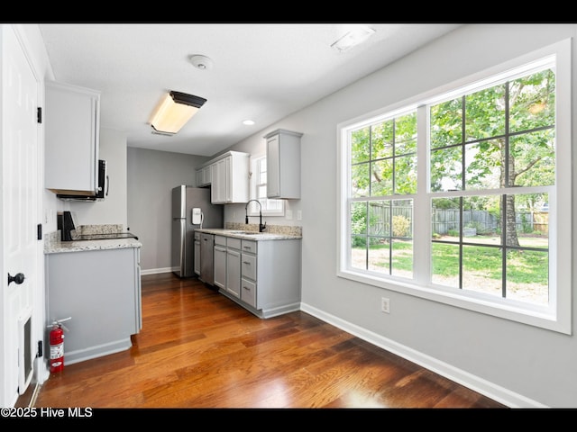 406 Endicott Ct, Wilmington, NC 28411 - kitchen featuring a sink, stainless steel appliances, baseboards, wood finished floors, and gray cabinetry