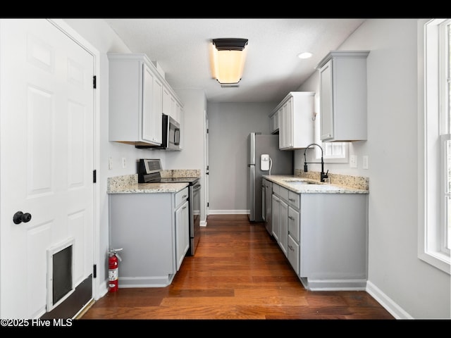 406 Endicott Ct, Wilmington, NC 28411 - kitchen featuring stainless steel appliances, a sink, baseboards, dark wood-style floors, and gray cabinetry