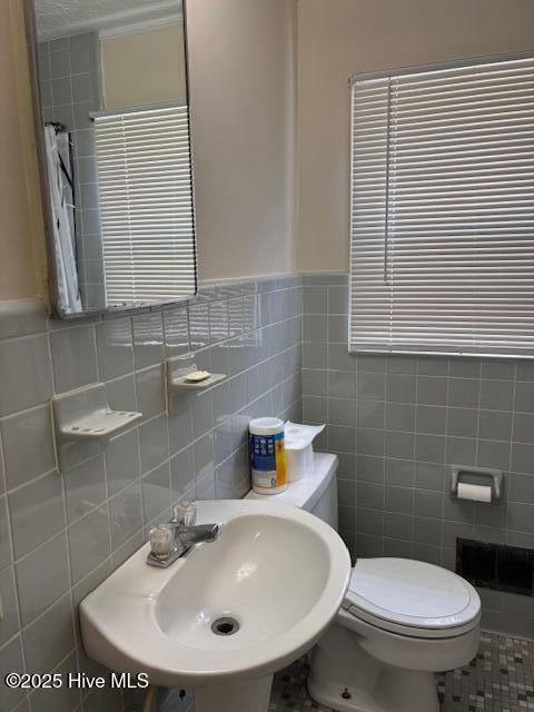 908 E 7th St, Lumberton, NC 28358 - bathroom with tile walls