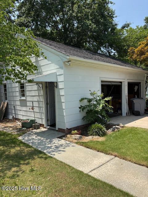 908 E 7th St, Lumberton, NC 28358 - view of outdoor structure featuring driveway and a garage