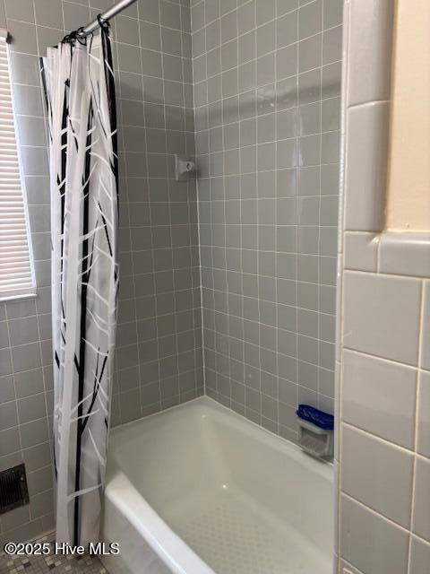 908 E 7th St, Lumberton, NC 28358 - full bathroom with shower / tub combo with curtain