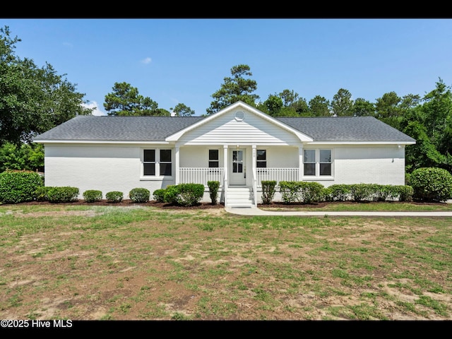 109 Inlet Ct, Hampstead, NC 28443 - ranch-style home with covered porch and a front lawn