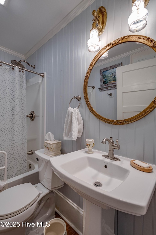 528 E 6th St, Washington, NC 27889 - full bathroom featuring ornamental molding and shower / tub combo