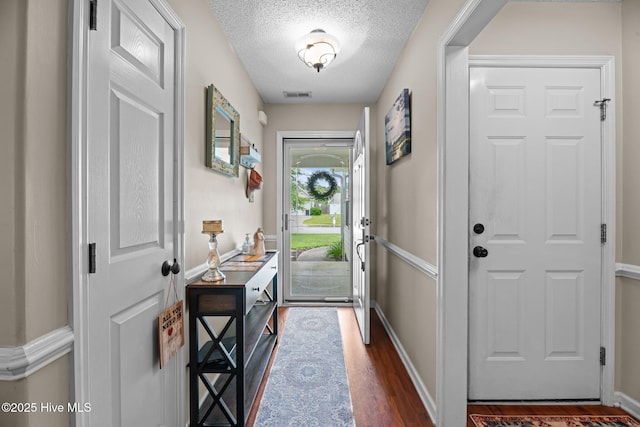 302 Fairmount Way, New Bern, NC 28562 - entryway featuring wood finished floors and a textured ceiling