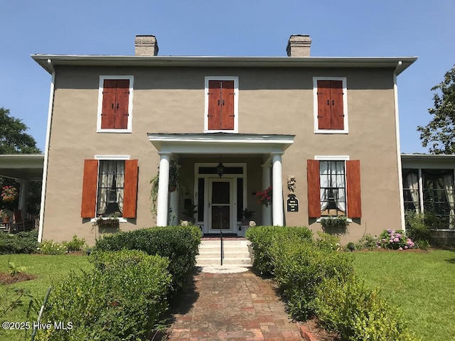 601 Saint Patrick St, Tarboro, NC 27886 - view of front facade with a chimney, stucco siding, and a front yard