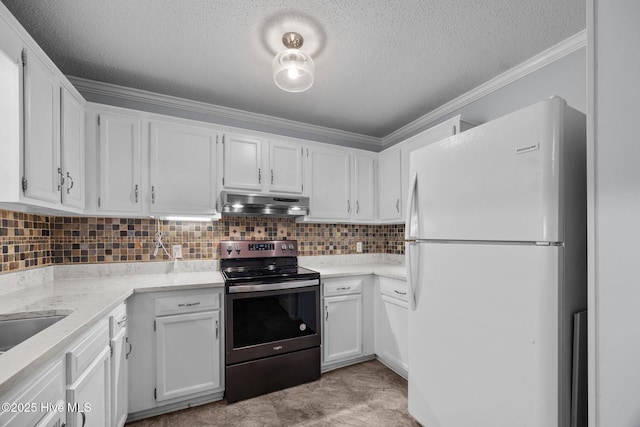 114 Maid Marian Ln, Washington, NC 27889 - kitchen featuring freestanding refrigerator, stainless steel electric stove, under cabinet range hood, a textured ceiling, and crown molding