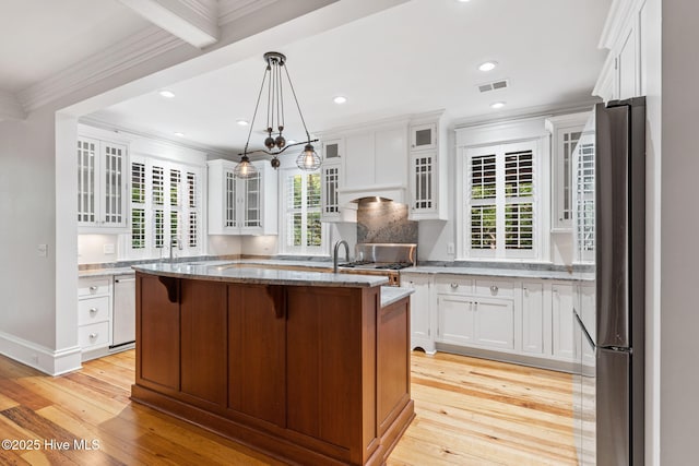 733 Legare Ln SW, Supply, NC 28462 - kitchen featuring freestanding refrigerator, plenty of natural light, a center island with sink, light wood finished floors, and crown molding