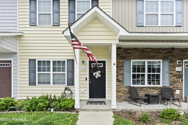 502 Oyster Rock Ln, Sneads Ferry, NC 28460 - entrance to property featuring stone siding and covered porch