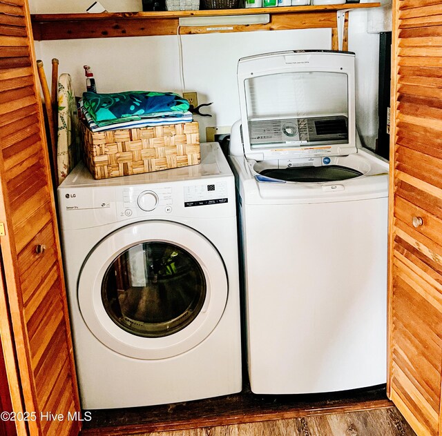 4704 S Va Dare Trl, Nags Head, NC 27959 - laundry room featuring washer and dryer and wood finished floors
