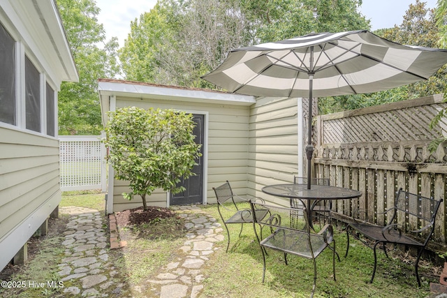 405 Hancock St, New Bern, NC 28560 - view of yard with an outdoor structure