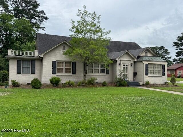 621 W Hayes St, Ahoskie, NC 27910 - view of front facade with a front lawn, crawl space, and roof with shingles