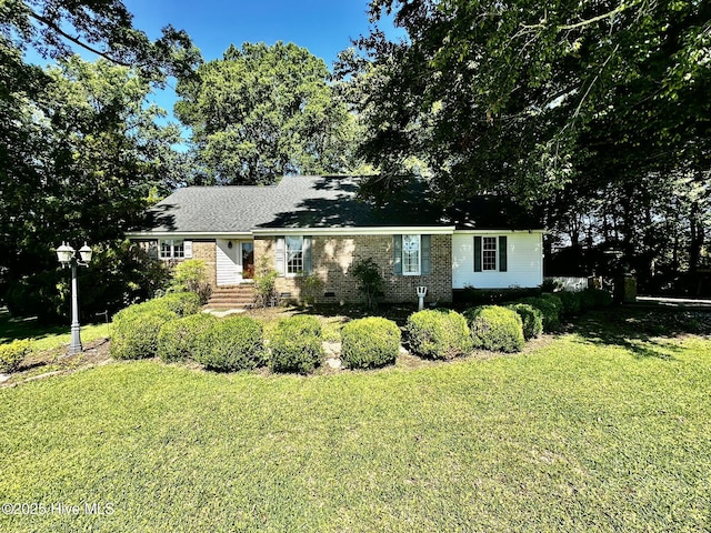 9550 NC-171, Williamston, NC 27892 - view of front facade featuring a front yard and brick siding