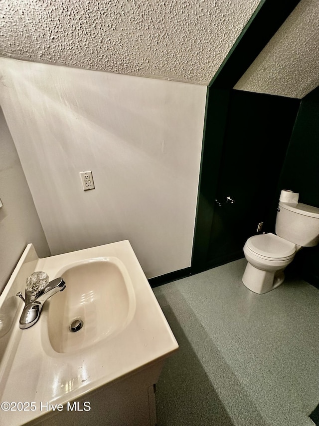 9550 NC-171, Williamston, NC 27892 - half bath featuring a textured ceiling and vanity
