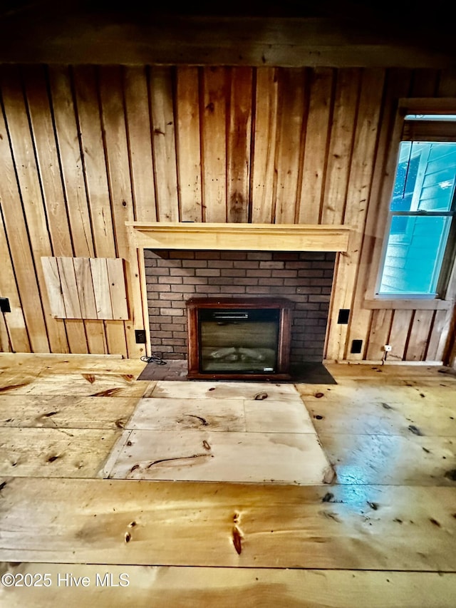 9550 NC-171, Williamston, NC 27892 - detailed view of a fireplace and wooden walls