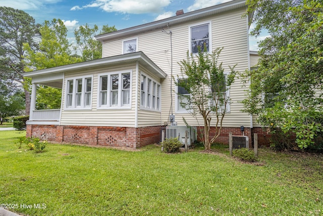 1305 N Market St, Washington, NC 27889 - rear view of property with a lawn