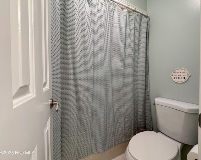 4109 Devonshire Ln, Wilmington, NC 28409 - full bath featuring curtained shower and tile patterned flooring