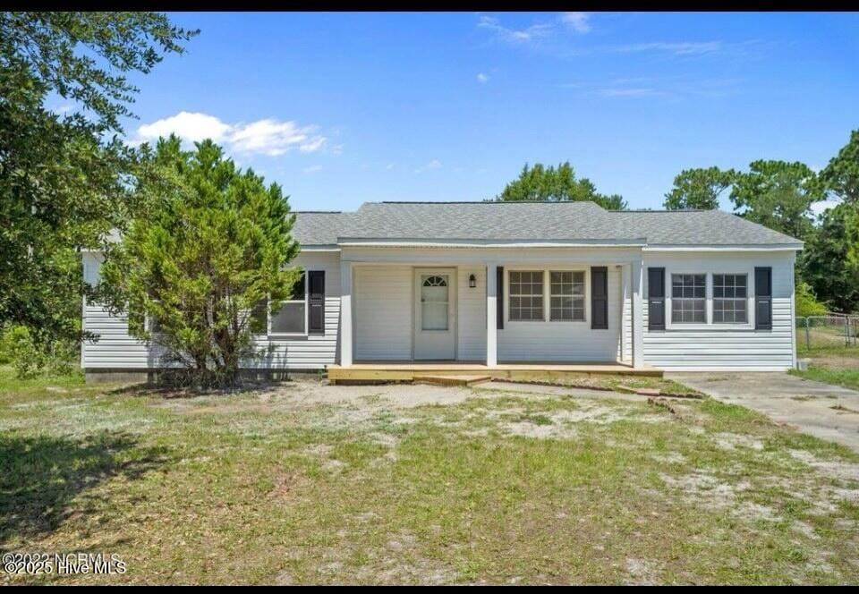 146 Ash Ct, Hubert, NC 28539 - ranch-style home featuring a porch and a front lawn