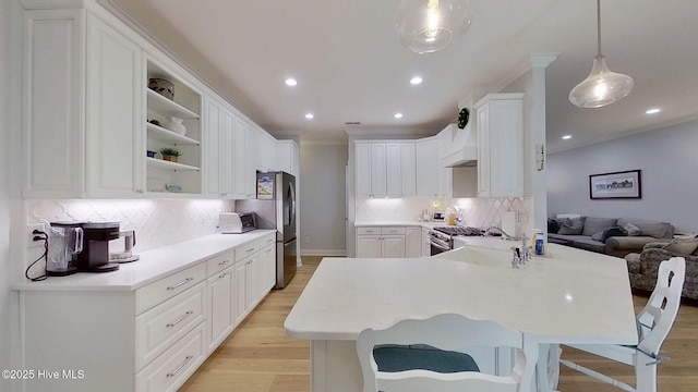 812 Vineyard Dr, New Bern, NC 28562 - kitchen with light wood-style floors, a kitchen bar, tasteful backsplash, a peninsula, and open shelves