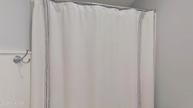 812 Vineyard Dr, New Bern, NC 28562 - full bathroom featuring curtained shower