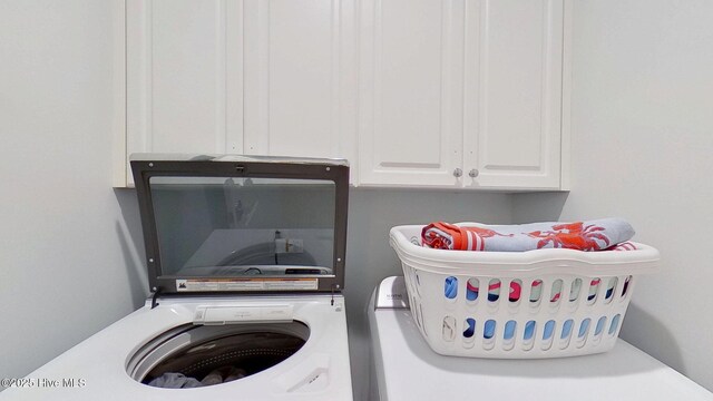 812 Vineyard Dr, New Bern, NC 28562 - laundry room featuring cabinet space and washer / clothes dryer